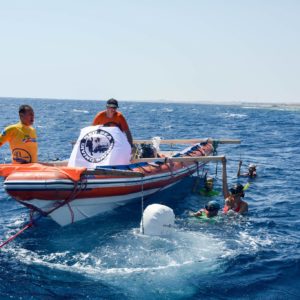 Notre plateforme d'apnée : un vieux bateau spacieux en plein milieu du bleu. Il ne nous en faut pas plus !